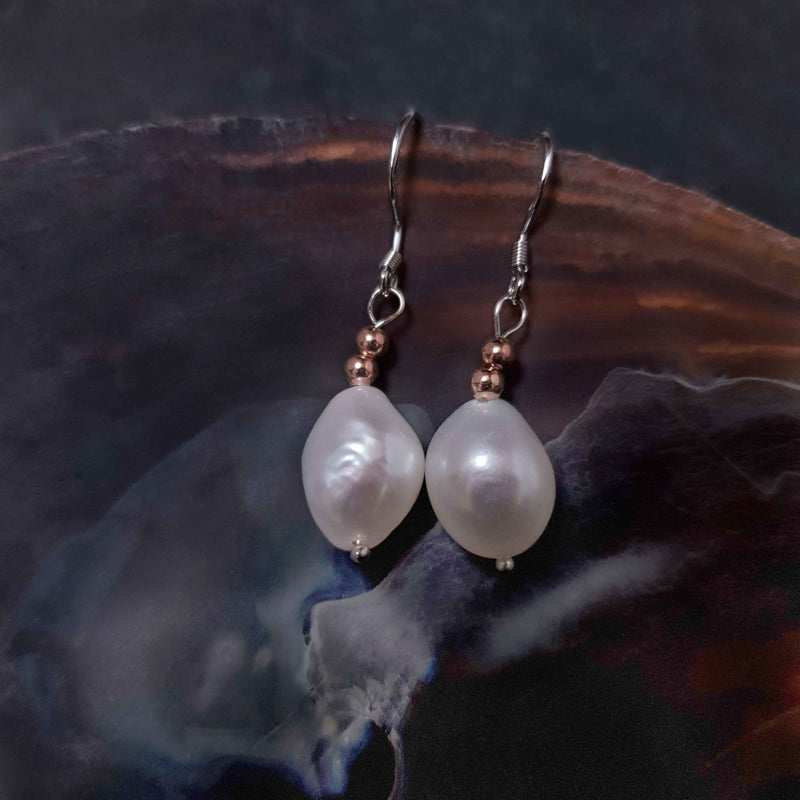 Witte zoetwater parel oorbellen met echte parels en sterling zilver (925) liggend in schelp | Pearl Rose