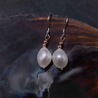Witte zoetwater parel oorbellen met echte parels en sterling zilver (925) liggend in schelp | Pearl Rose