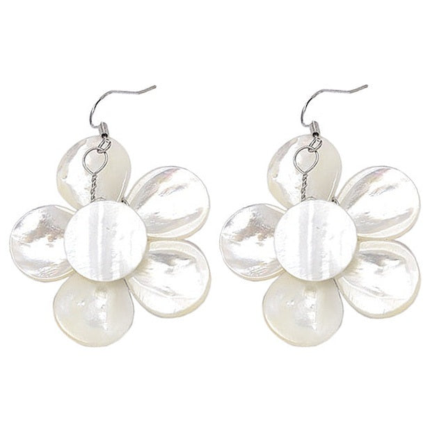 Zoetwater parel oorbellen met blauwe parels en wit parelmoer in bloem vorm met zilver edelstaal, achterkant | White Shell Flower Blue Pearl