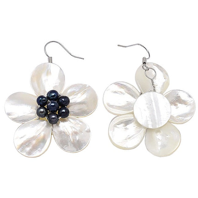 Zoetwater parel oorbellen met blauwe parels en wit parelmoer in bloem vorm met zilver edelstaal, voor en achterkant | White Shell Flower Blue Pearl