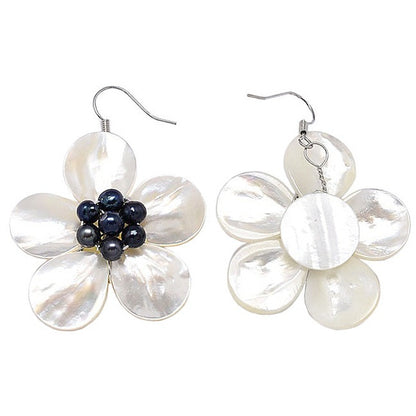 Zoetwater parel oorbellen met blauwe parels en wit parelmoer in bloem vorm met zilver edelstaal, voor en achterkant | White Shell Flower Blue Pearl