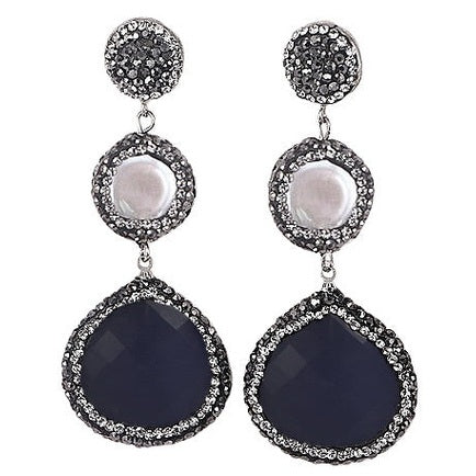 Lange witte zoetwater parel oorbellen met stras steentjes en donker blauwe kattenoog | Bright Long Pearl Dark Blue Cat’s Eye