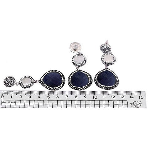 Lange witte zoetwater parel oorbellen met stras steentjes en donker blauwe kattenoog, maat indicatie | Bright Long Pearl Dark Blue Cat’s Eye