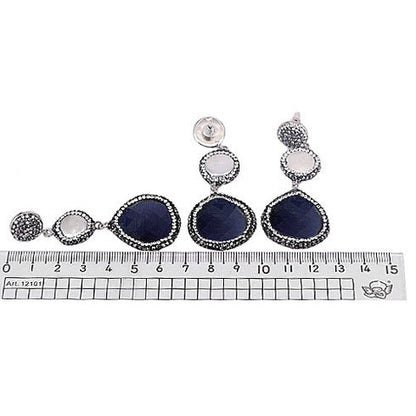 Lange witte zoetwater parel oorbellen met stras steentjes en donker blauwe kattenoog, maat indicatie | Bright Long Pearl Dark Blue Cat’s Eye