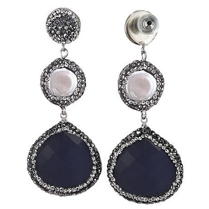 Lange witte zoetwater parel oorbellen met stras steentjes en donker blauwe kattenoog, voor en achterkant | Bright Long Pearl Dark Blue Cat’s Eye