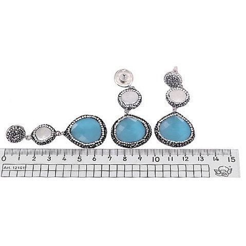 Lange witte zoetwater parel oorbellen met stras steentjes en licht blauwe kattenoog, maat indicatie | Bright Long Pearl Light Blue Cat’s Eye