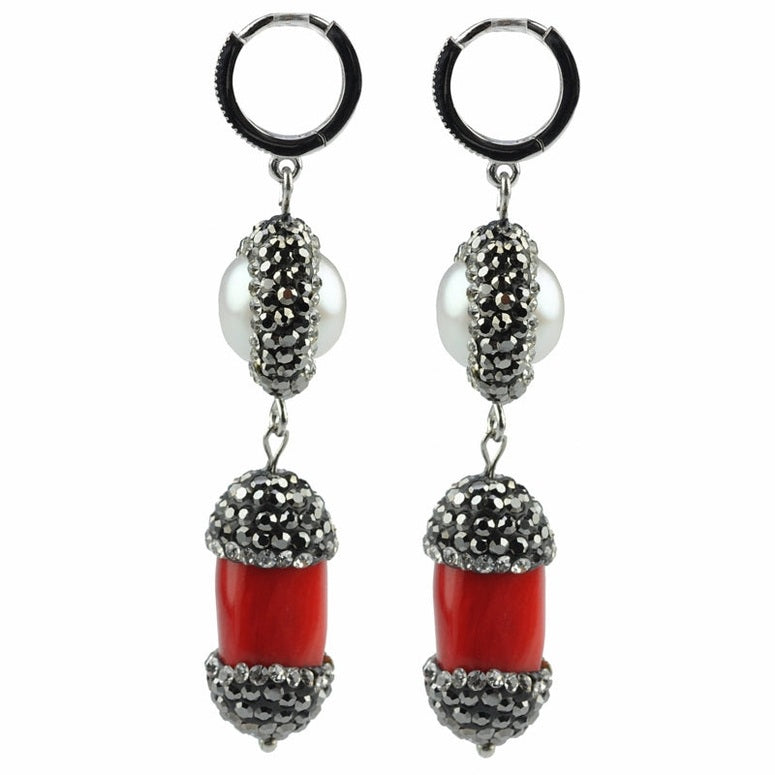 Witte zoetwater parel oorringen met rood koraal en stras steentjes, zijaanzicht | Bright Pearl Coral Silver