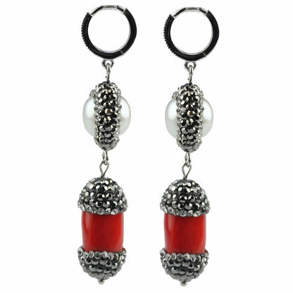 Witte zoetwater parel oorringen met rood koraal en stras steentjes, zijaanzicht | Bright Pearl Coral Silver