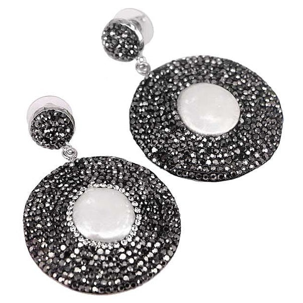 Grote witte zoetwater parel oorbellen met stras steentjes, zijaanzicht | Bright Pearl Disc