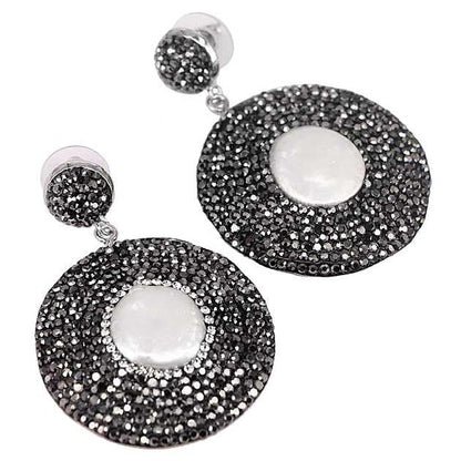 Grote witte zoetwater parel oorbellen met stras steentjes, zijaanzicht | Bright Pearl Disc