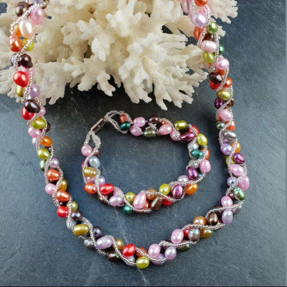 Zoetwater parel set bestaande uit een parelketting en parel armband met vrolijk gekleurde parels en magneetslot met achtergrond | set Bonica