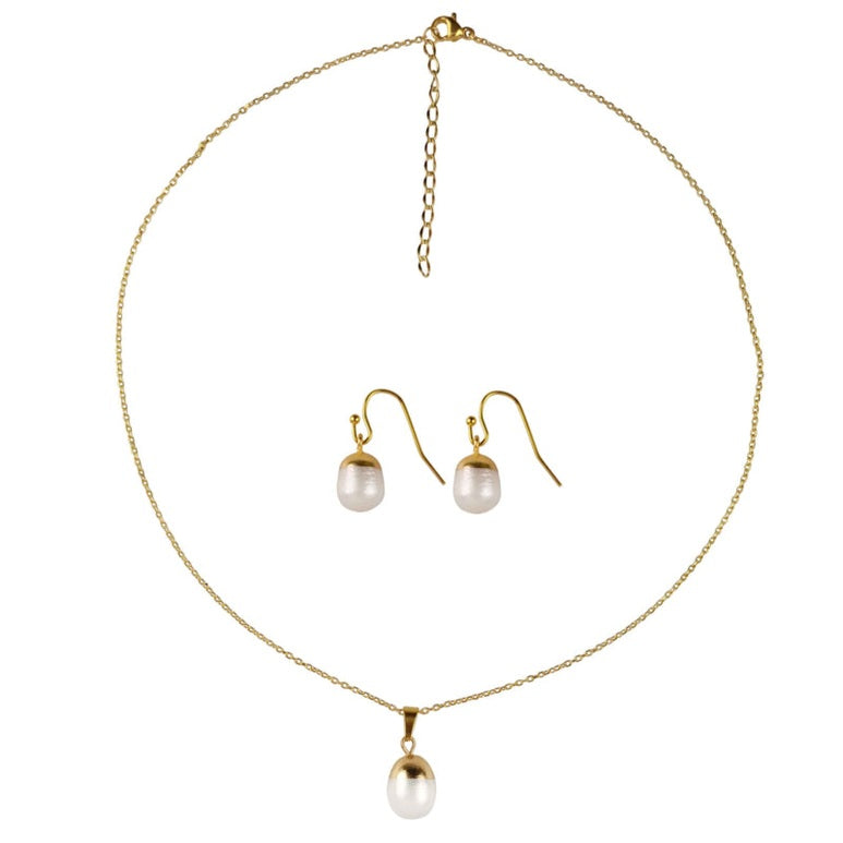 Witte zoetwater parel set bestaande uit witte parelketting en parel oorbellen met goud edelstaal en parel hanger liggend | set Gold Dip White Pearl