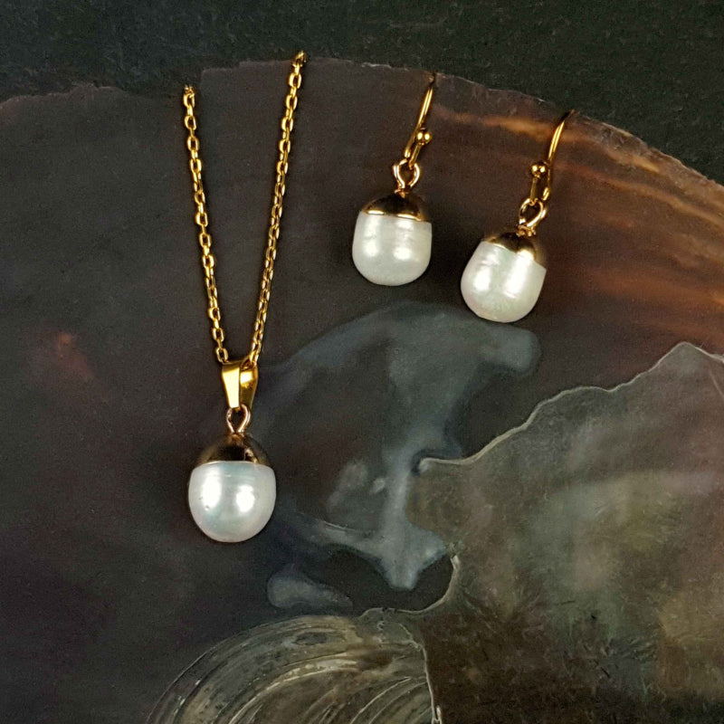 Witte zoetwater parel set bestaande uit witte parelketting en parel oorbellen met goud edelstaal en parel hanger hangend in schelp | set Gold Dip White Pearl