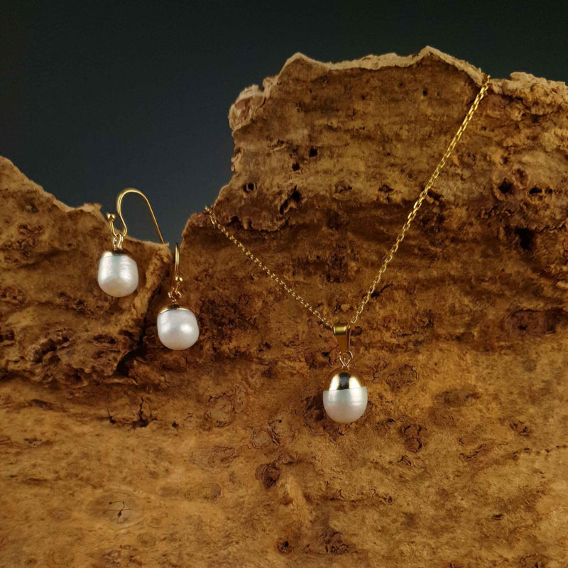 Witte zoetwater parel set bestaande uit witte parelketting en parel oorbellen met goud edelstaal en parel hanger hangend aan schors | set Gold Dip White Pearl