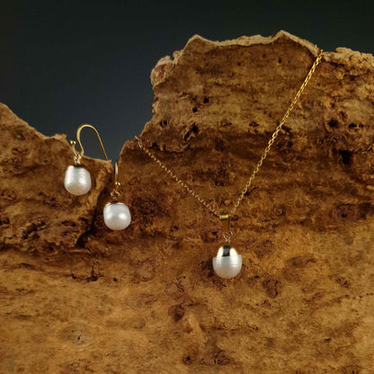 Witte zoetwater parel set bestaande uit witte parelketting en parel oorbellen met goud edelstaal en parel hanger hangend aan schors | set Gold Dip White Pearl