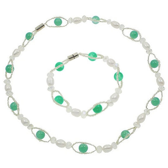 Witte zoetwater parel set bestaande uit een parelketting en parel armband met groene glaskralen en magneetslot | set Janta