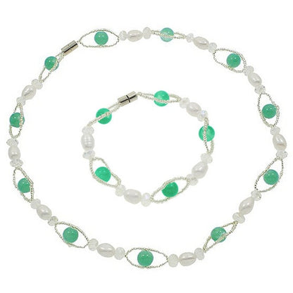 Witte zoetwater parel set bestaande uit een parelketting en parel armband met groene glaskralen en magneetslot | set Janta