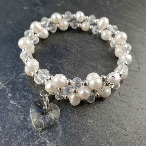 Wit zoetwater parel wikkel armband met kristallen hartje bovenaanzicht | Wrap Pearl Crystal Heart