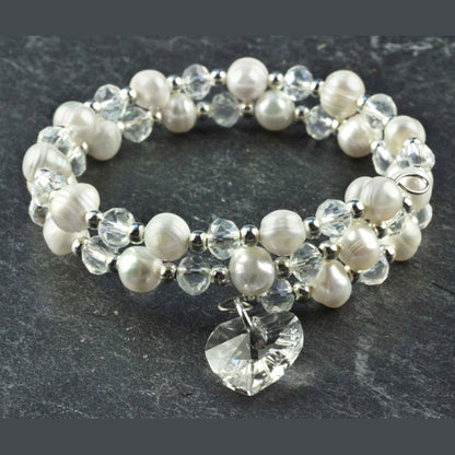 Wit zoetwater parel wikkel armband met kristallen hartje liggend op leisteen | Wrap Pearl Crystal Heart