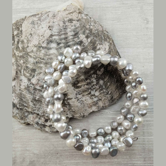 Zoetwater parel armband met witte en grijze parels liggend tegen schelp| Zen White Grey