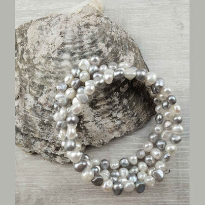 Zoetwater parel armband met witte en grijze parels liggend tegen schelp| Zen White Grey