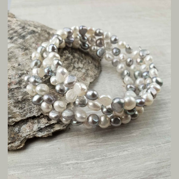 Zoetwater parel armband met witte en grijze parels, zijaanzicht liggend tegen schelp | Zen White Grey