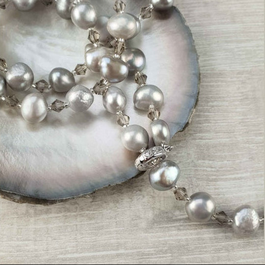 Detail van verstelbare zoetwater parelketting met grijze parels | Adjustable Pearl Grey