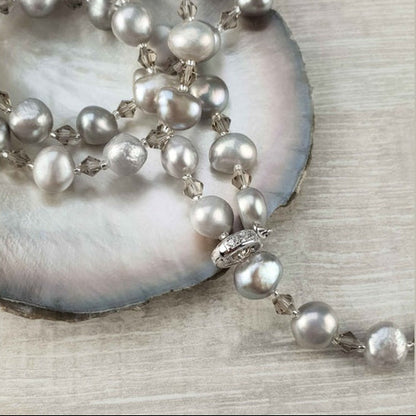 Detail van verstelbare zoetwater parelketting met grijze parels | Adjustable Pearl Grey