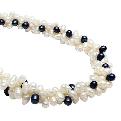Detail van zoetwater parelketting met witte en zwart blauwe parels in 3 strengen | Amira