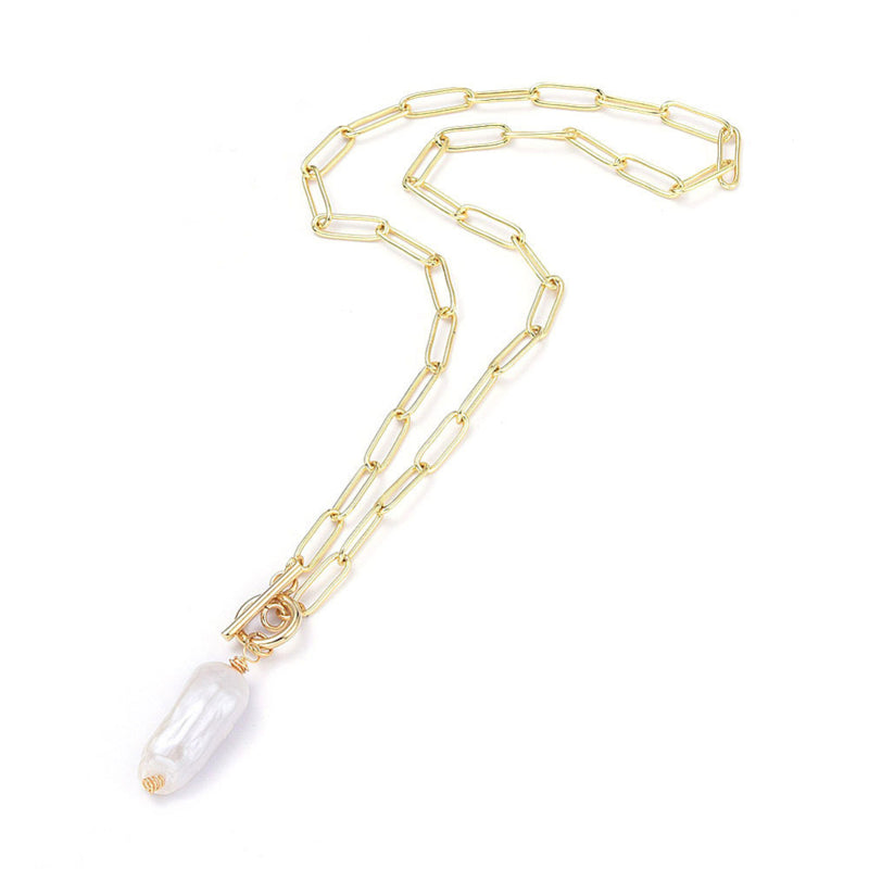 Zoetwater parelketting met witte parel hanger aan goud edelstalen paperclip ketting liggend | Biwa Pearl Gold Paperclip