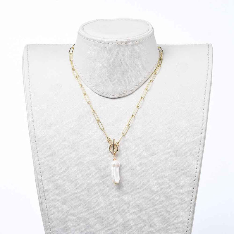 Zoetwater parelketting met witte parel hanger aan goud edelstalen paperclip ketting op buste | Biwa Pearl Gold Paperclip