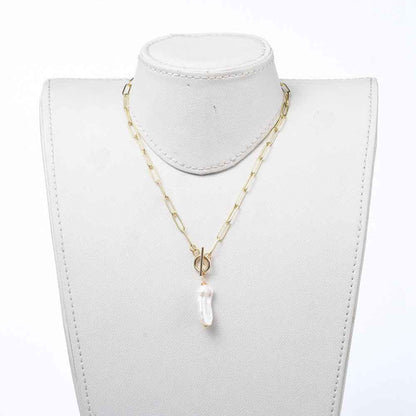 Zoetwater parelketting met witte parel hanger aan goud edelstalen paperclip ketting op buste | Biwa Pearl Gold Paperclip