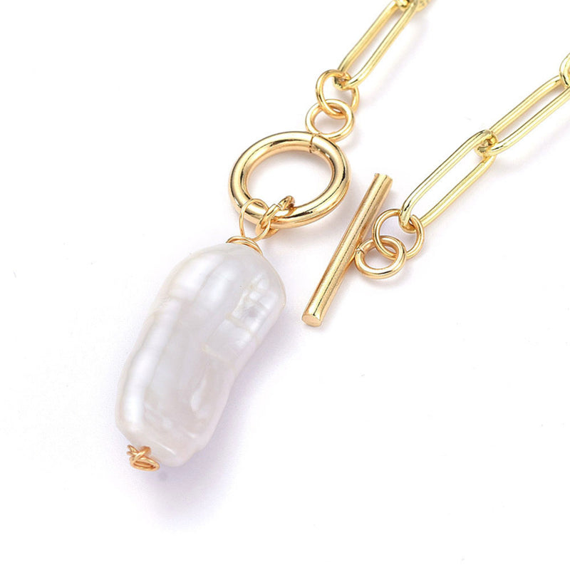 Zoetwater parelketting met witte parel hanger aan goud edelstalen paperclip ketting met slotje open | Biwa Pearl Gold Paperclip