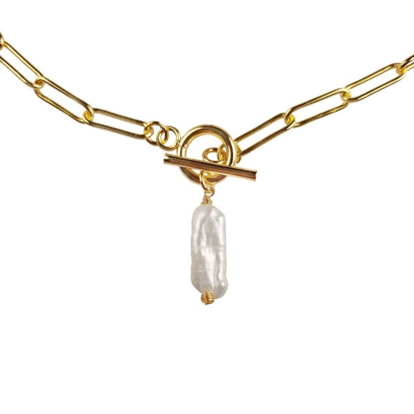 Detail van zoetwater parelketting met witte parel hanger aan goud edelstalen paperclip ketting | Biwa Pearl Gold Paperclip