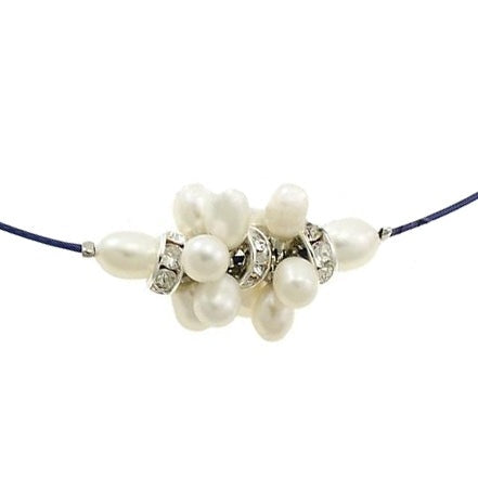 Detail van zoetwater parelketting met witte parels met stras steentjes aan blauwe spang | Bling White Ball Blue