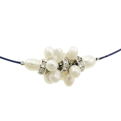 Detail van zoetwater parelketting met witte parels met stras steentjes aan blauwe spang | Bling White Ball Blue