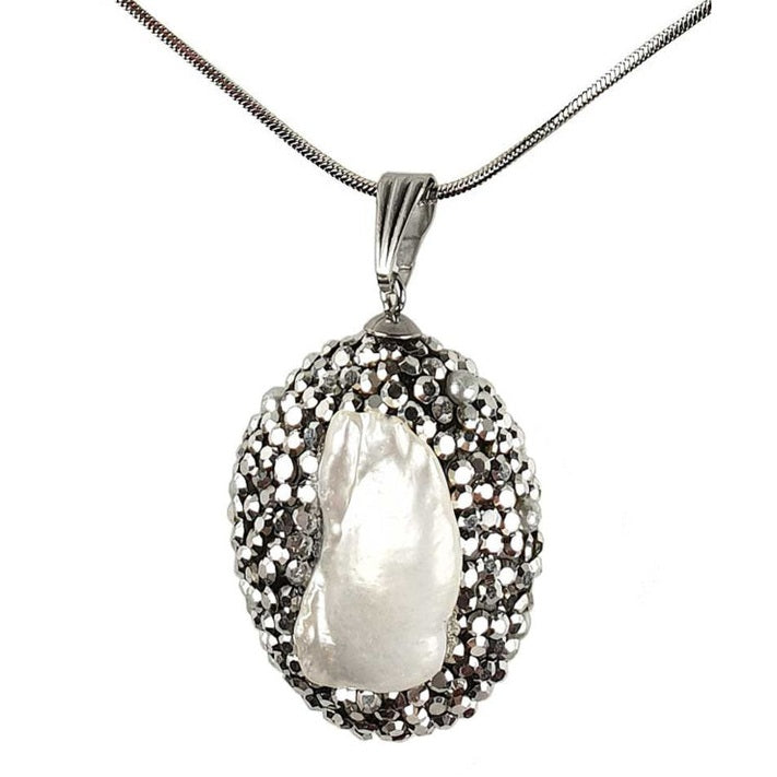 Detail van zoetwater parelketting met witte parel hanger met stras steentjes en zilver edelstaal | Bright Biwa Silver