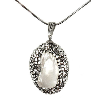 Detail van zoetwater parelketting met witte parel hanger met stras steentjes en zilver edelstaal | Bright Biwa Silver