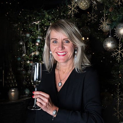 Zoetwater parelketting met witte parel hanger met stras steentjes en zilver edelstaal gedragen door model | Bright Biwa Silver