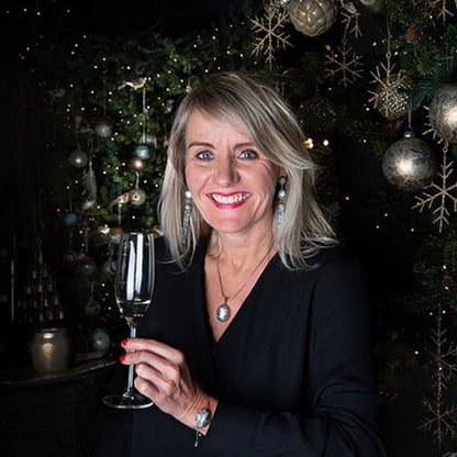 Zoetwater parelketting met witte parel hanger met stras steentjes en zilver edelstaal gedragen door model | Bright Biwa Silver