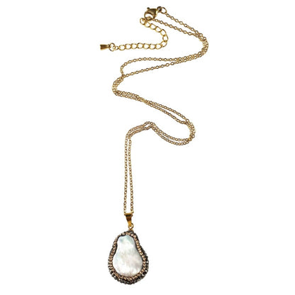 Zoetwater parelketting met witte parelhanger met gouden en zwarte stras steentjes en goud edelstaal liggend | Bright Minimal Gold Teardrop
