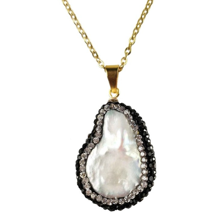 Detail van zoetwater parelketting met witte parelhanger met zilveren en zwarte stras steentjes en goud edelstaal achterzijde | Bright Minimal Gold Teardrop