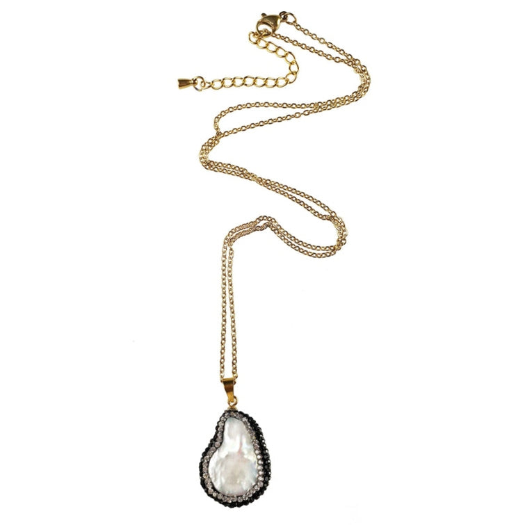 Zoetwater parelketting met witte parelhanger met zilveren en zwarte stras steentjes en goud edelstaal liggend | Bright Minimal Gold Teardrop