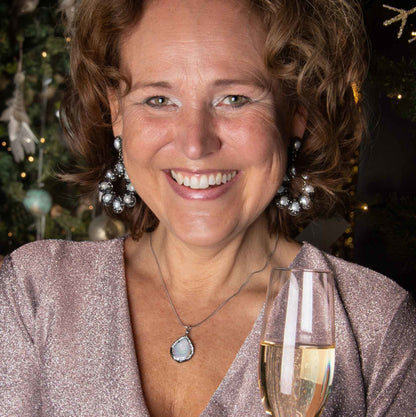 Zoetwater parelketting met witte parel hanger met stras steentjes en zilver edelstaal gedragen door model | Bright Minimal Silver Teardrop