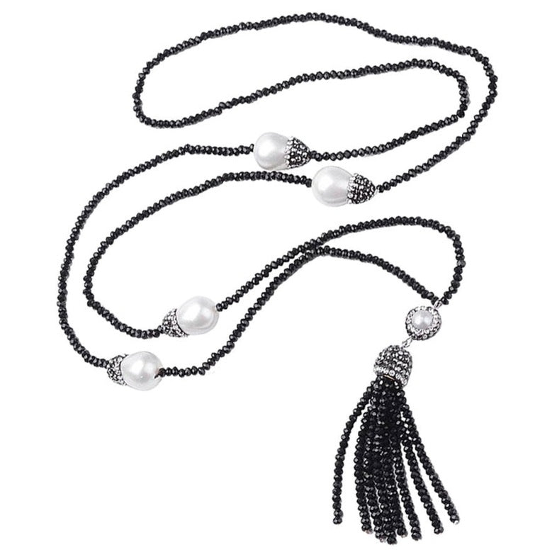 Lange zoetwater parelketting met witte parels en stras steentjes en zwart kwastje | Bright Pearl Big Nut Tassel
