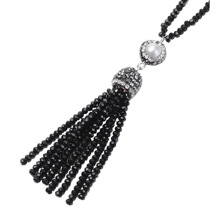 Detail van lange zoetwater parelketting met witte parels en stras steentjes en zwart kwastje | Bright Pearl Big Nut Tassel
