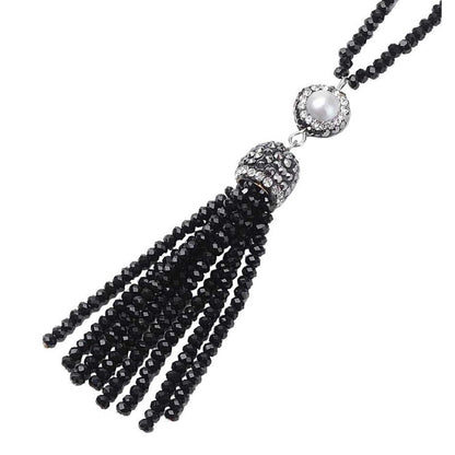 Detail van lange zoetwater parelketting met witte parels en stras steentjes en zwart kwastje | Bright Pearl Big Nut Tassel