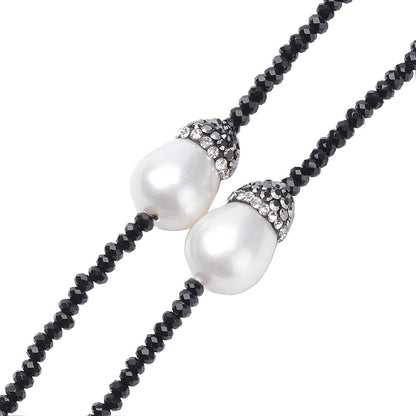Detail van lange zoetwater parelketting met witte parels en stras steentjes en zwart kwastje | Bright Pearl Big Nut Tassel