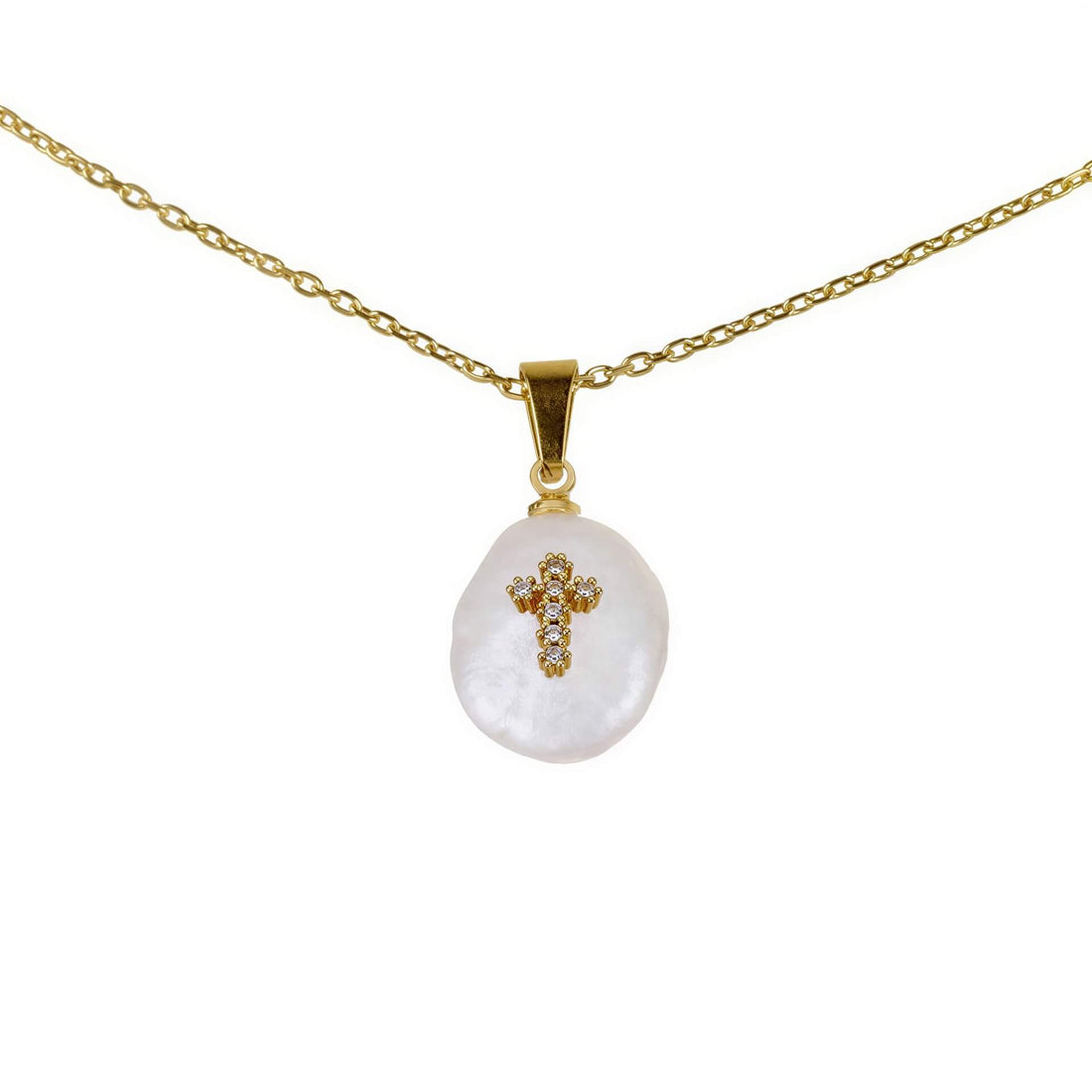 Detail van zoetwater parelketting met witte parel hanger met stras steentjes in kruis motief en goud edelstaal | Coin Pearl Golden Cross