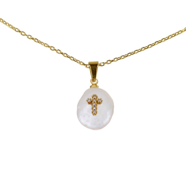 Detail van zoetwater parelketting  met witte parel hanger met stras steentjes in kruis motief en goud edelstaal | Coin Pearl Golden Cross